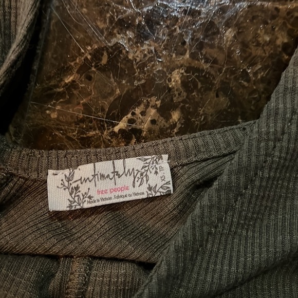 Free people XS oversized crop top. Dark olive green color. A409 - Picture 2 of 3